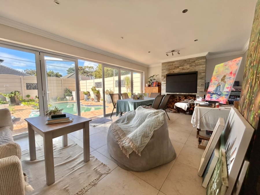 To Let 4 Bedroom Property for Rent in Plumstead Western Cape